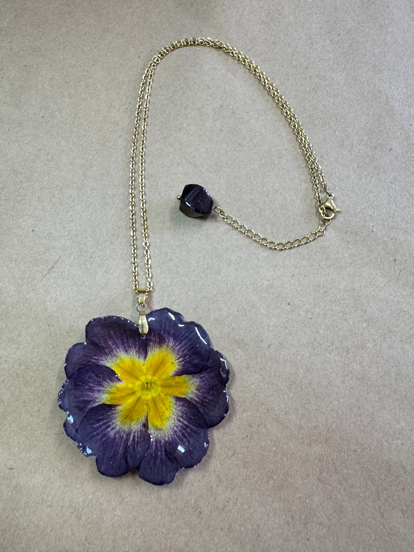 Collar Primula Carmesí